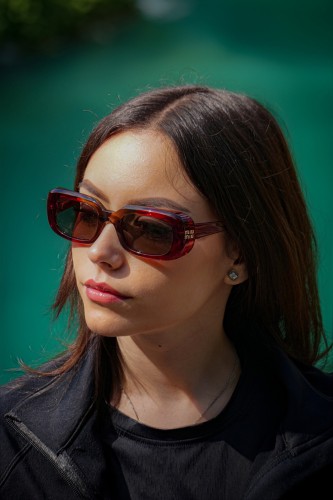 MIU MIU MU B13S - 23M80Q - 52 Sonnenbrillen Burgunder Rechteck
